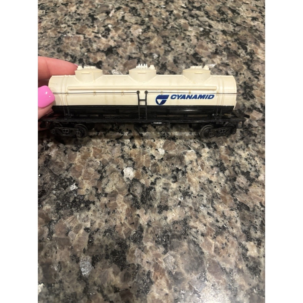 Bachmann‎ HO Scale Cyanamid 3-Dome Tank Car White Fair